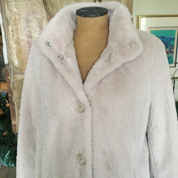 Ivory Faux Fur Coat large like new - Picture 4 of 7